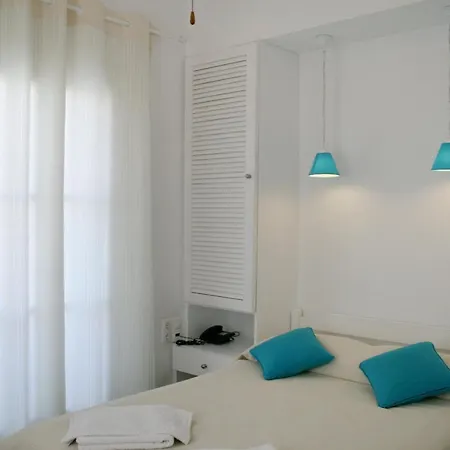 Spiros & Hiroko - Adults Only Hotel Perissa (Santorini)