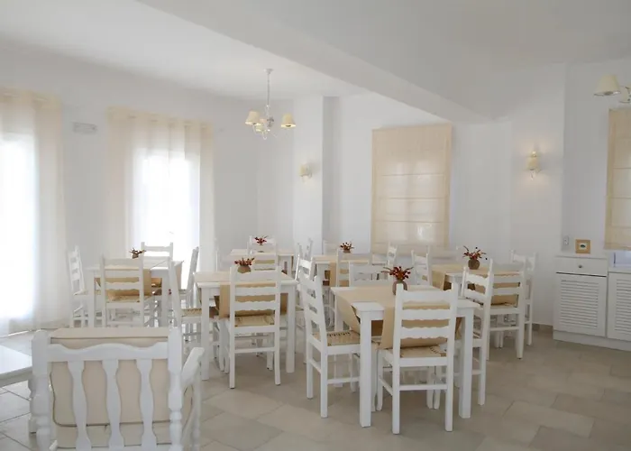 Spiros & Hiroko - Adults Only Hotel Perissa (Santorini)