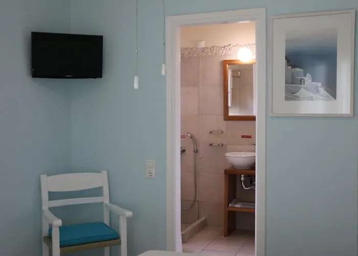 Spiros & Hiroko - Adults Only Hotel Perissa (Santorini)